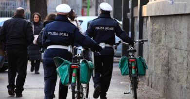 Milano, 5 agenti della Polizia Locale arrestati dai colleghi per peculato e falso