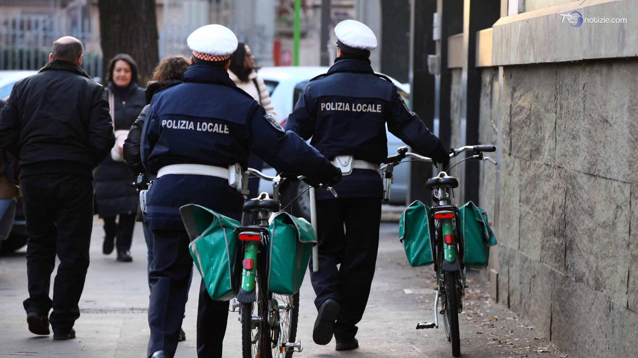 Milano, 5 agenti della Polizia Locale arrestati dai colleghi per peculato e falso