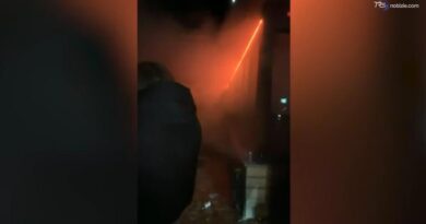 Nuovo video su Crans-Montana, i ragazzi cercano di sfondare le vetrate del Constellation
