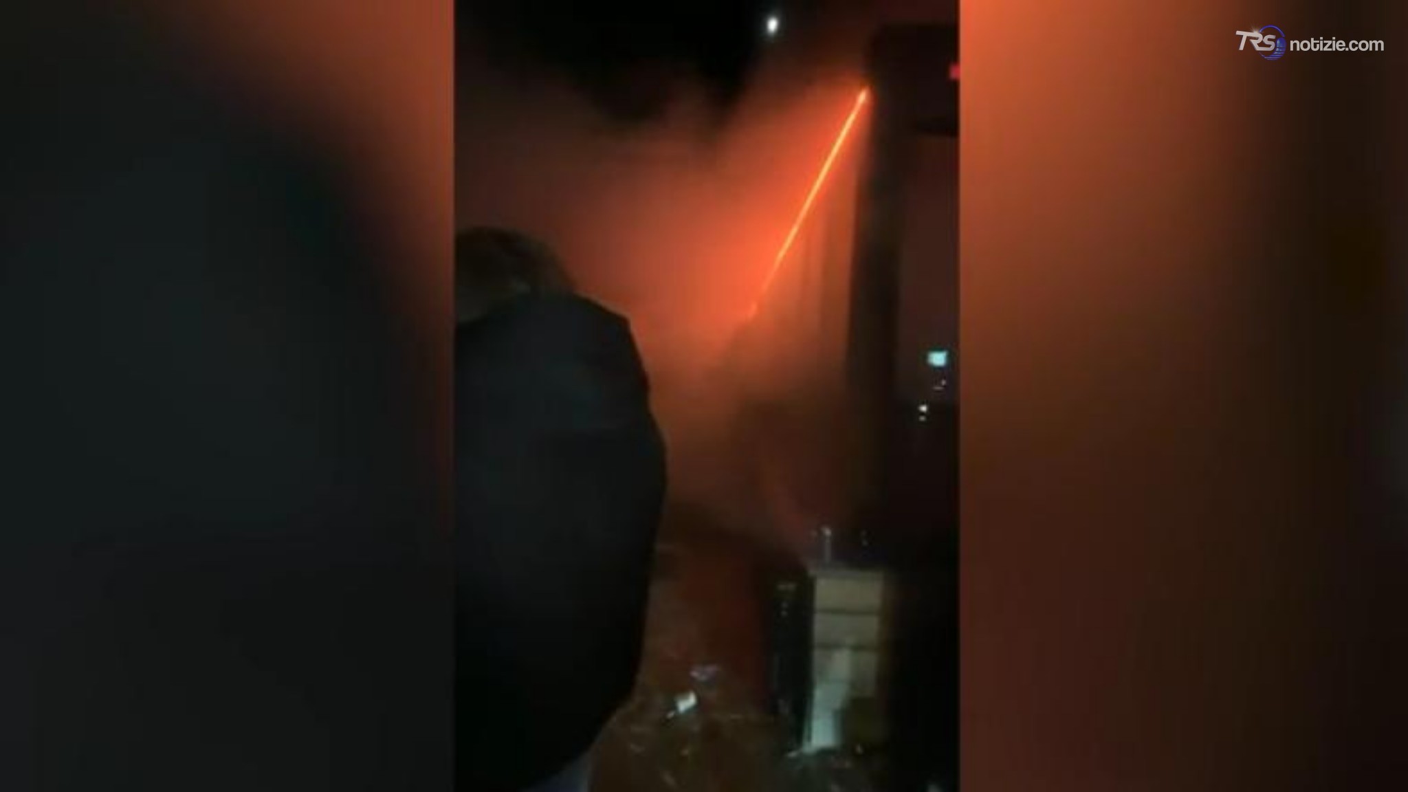 Nuovo video su Crans-Montana, i ragazzi cercano di sfondare le vetrate del Constellation