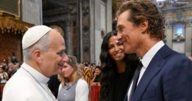 Matthew McConaughey dal Papa: stretta di mano, pacca sulla spalla: l'incontro in Vaticano