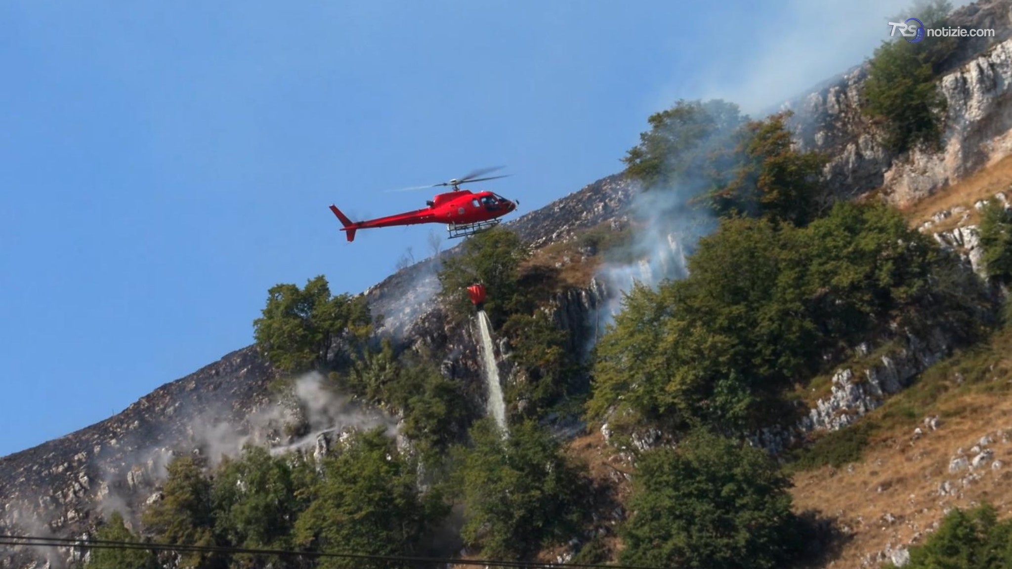 Incendio a Rocca di Cambio, l'allarme del sindaco: "Situazione complicata"