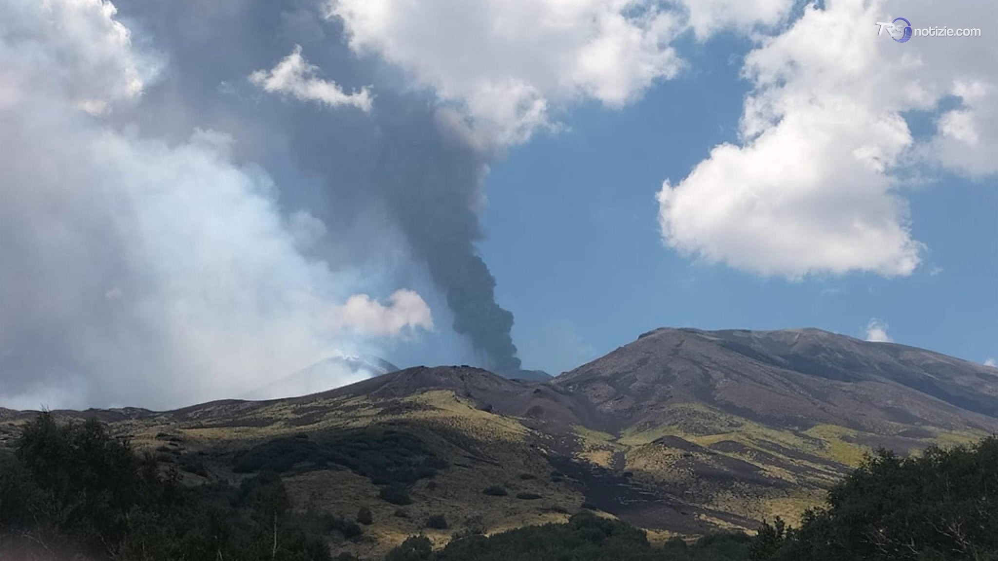 Etna, sospesi voli a Catania fino alle 6