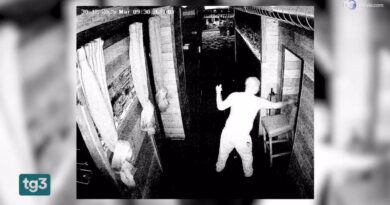 Crans Montana, una sedia davanti all'uscita di sicurezza