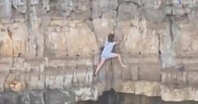 Bloccata tra le rocce a Polignano a Mare, turista si arrampica sulla scogliera di Lama Monachile