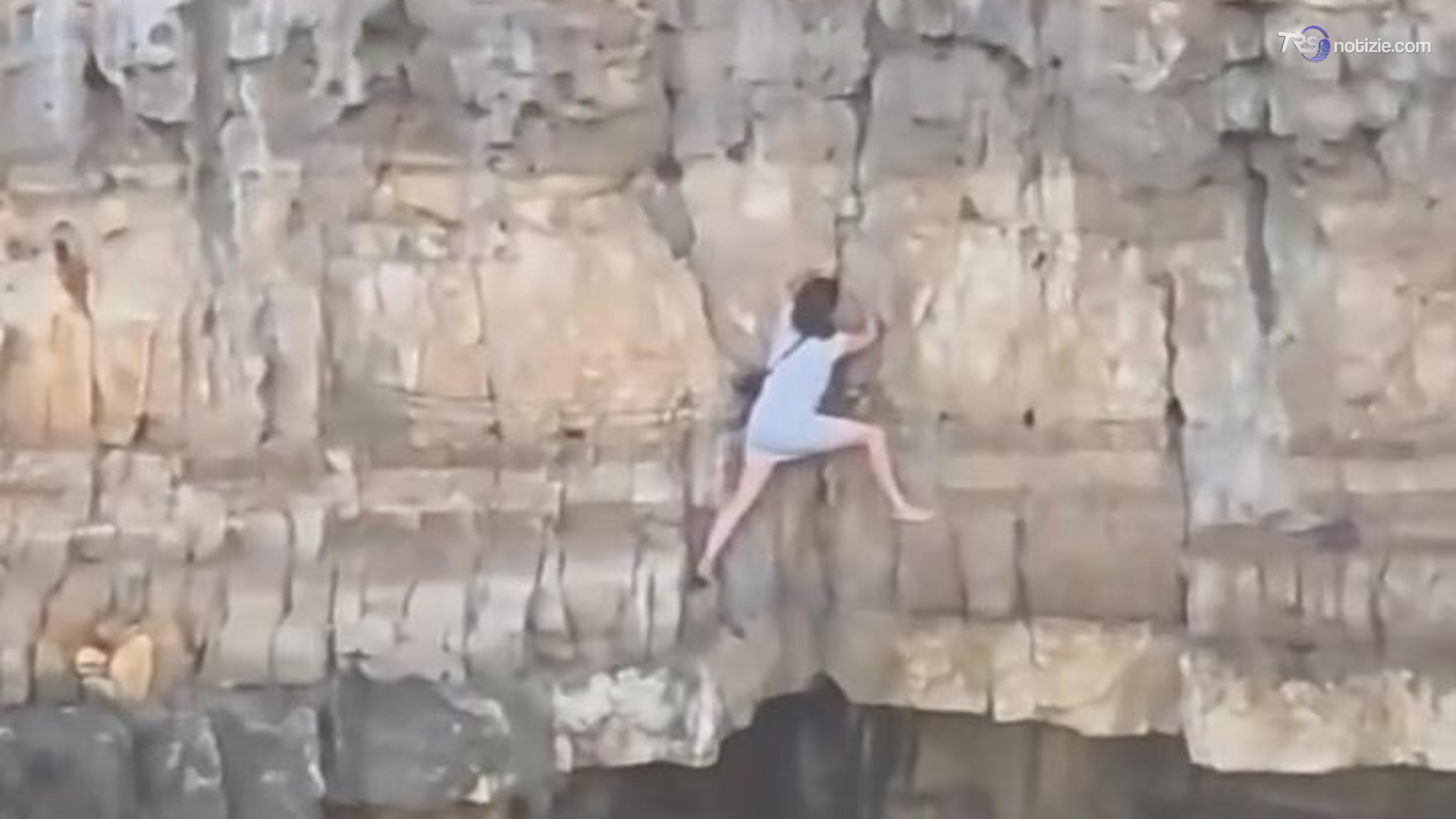 Bloccata tra le rocce a Polignano a Mare, turista si arrampica sulla scogliera di Lama Monachile