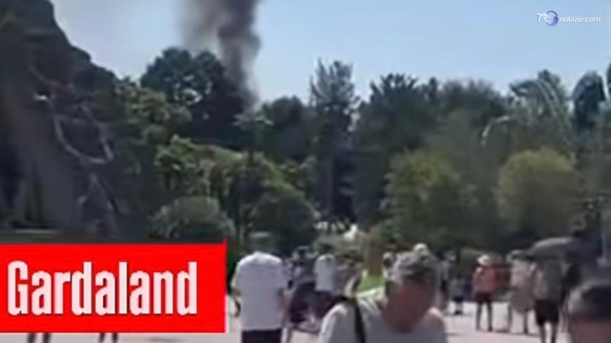Gardaland, nuovo incendio a pochi metri dalle attrazioni: "Il parco rimane aperto al pubblico"