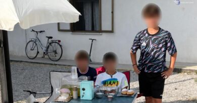 Ammoniti perché vendevano limonata. I tre ragazzini ora riceveranno tre motorini in regalo