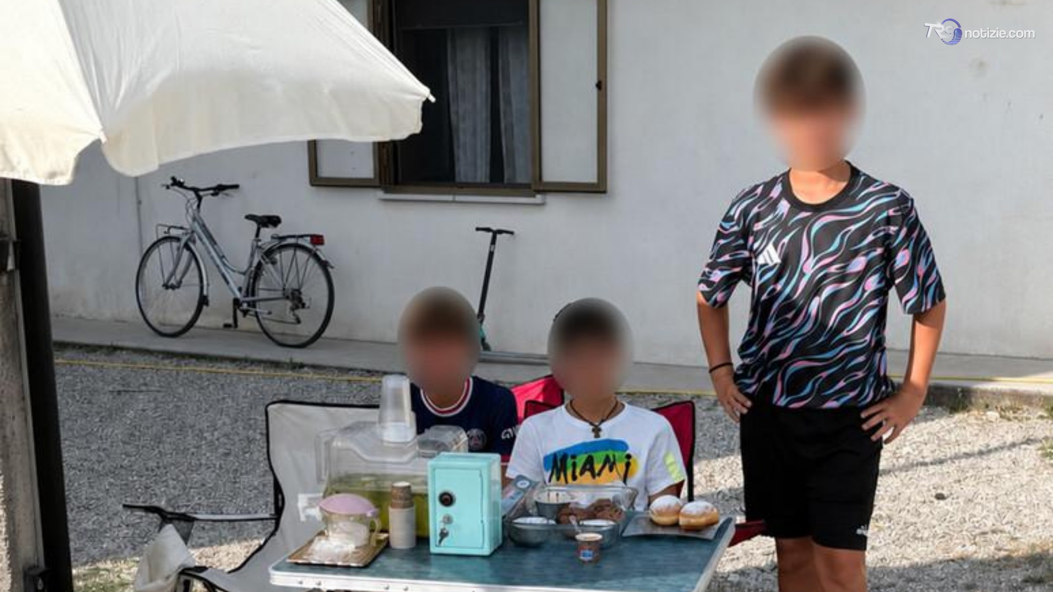 Ammoniti perché vendevano limonata. I tre ragazzini ora riceveranno tre motorini in regalo