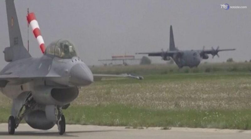 Pattugliamento aereo, il video delle esercitazioni dei caccia F-16 romeni