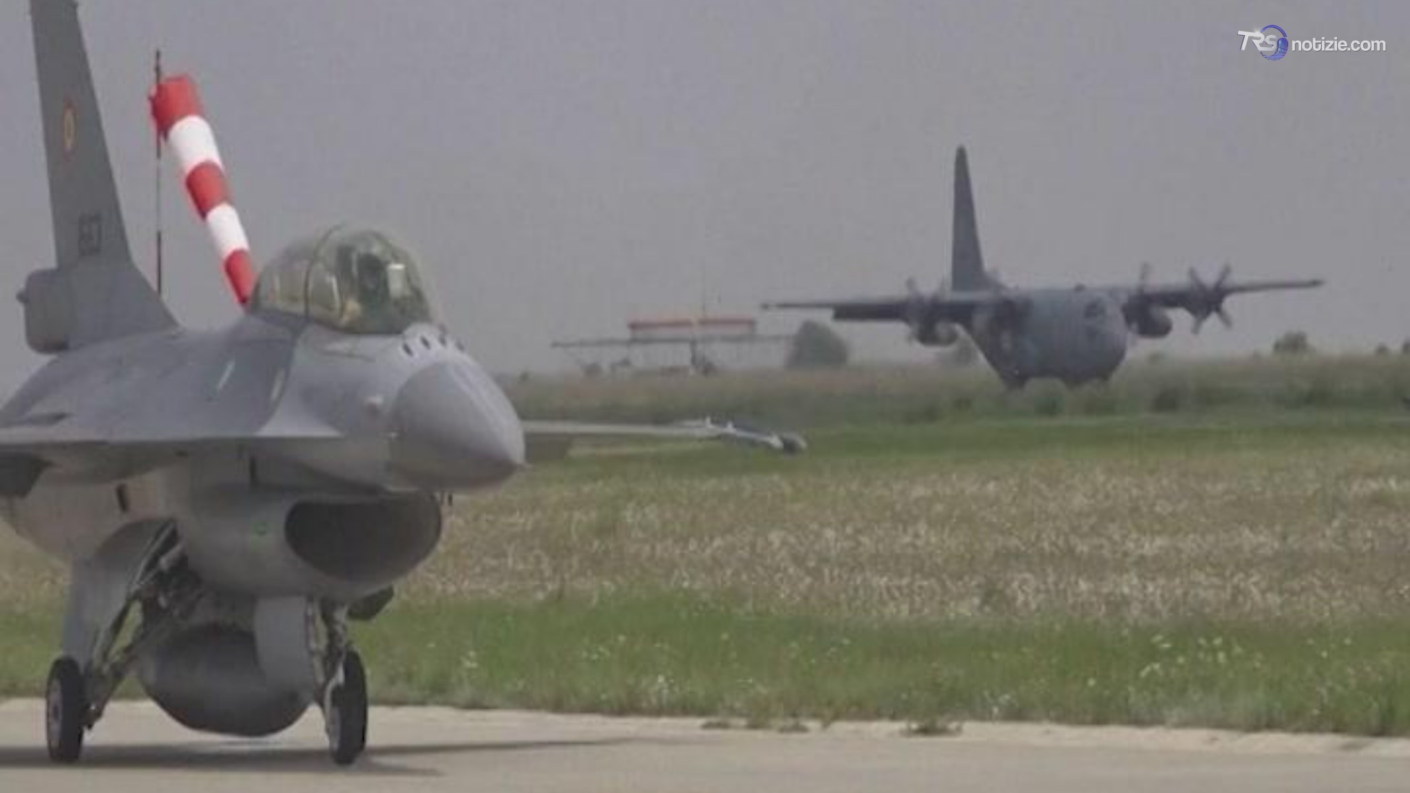 Pattugliamento aereo, il video delle esercitazioni dei caccia F-16 romeni