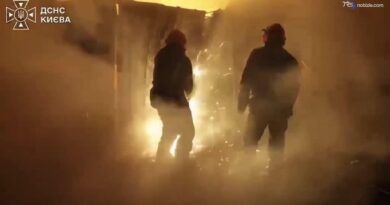Missili su Kiev nella notte, i vigili del fuoco cercano di domare le fiamme