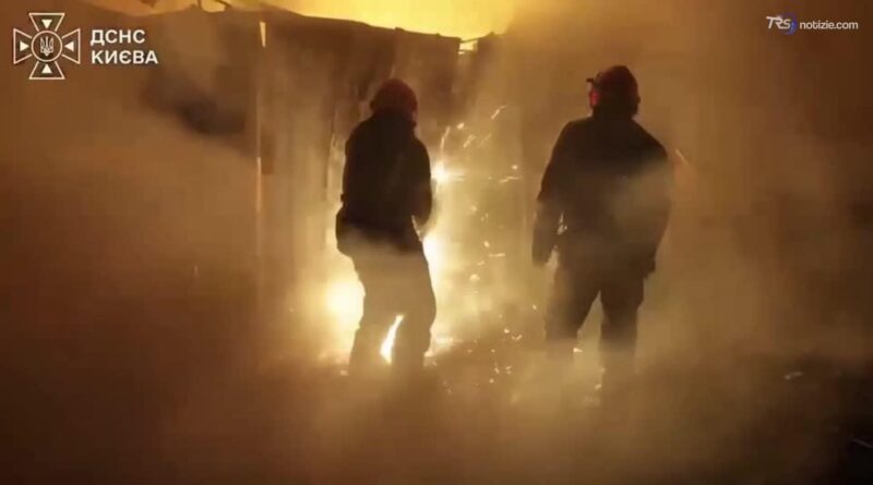 Missili su Kiev nella notte, i vigili del fuoco cercano di domare le fiamme