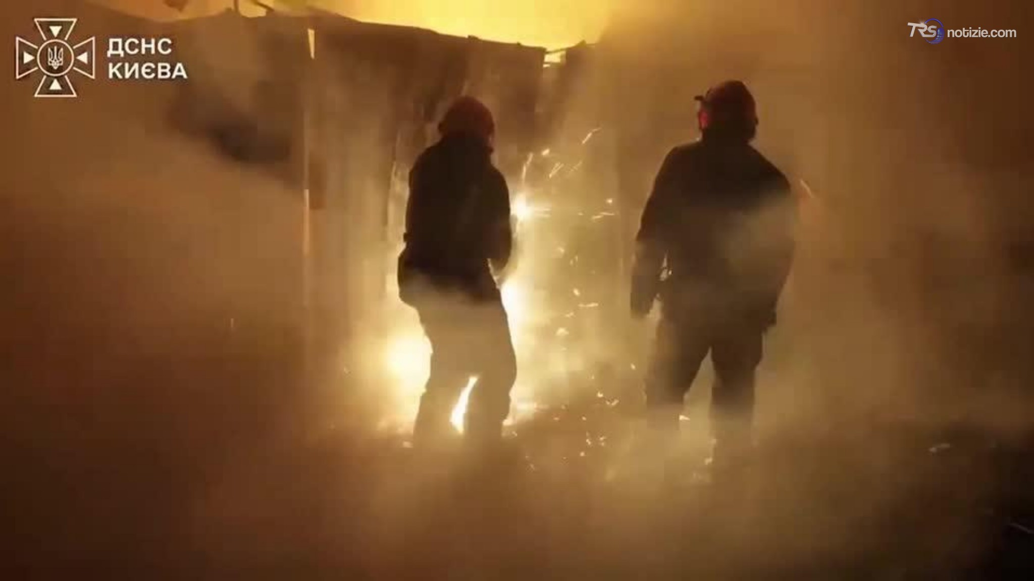 Missili su Kiev nella notte, i vigili del fuoco cercano di domare le fiamme