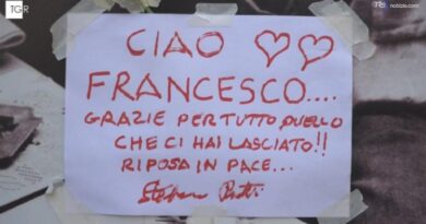 Reggio Emilia, alla mostra dedicata a Guccini l'omaggio dei fan