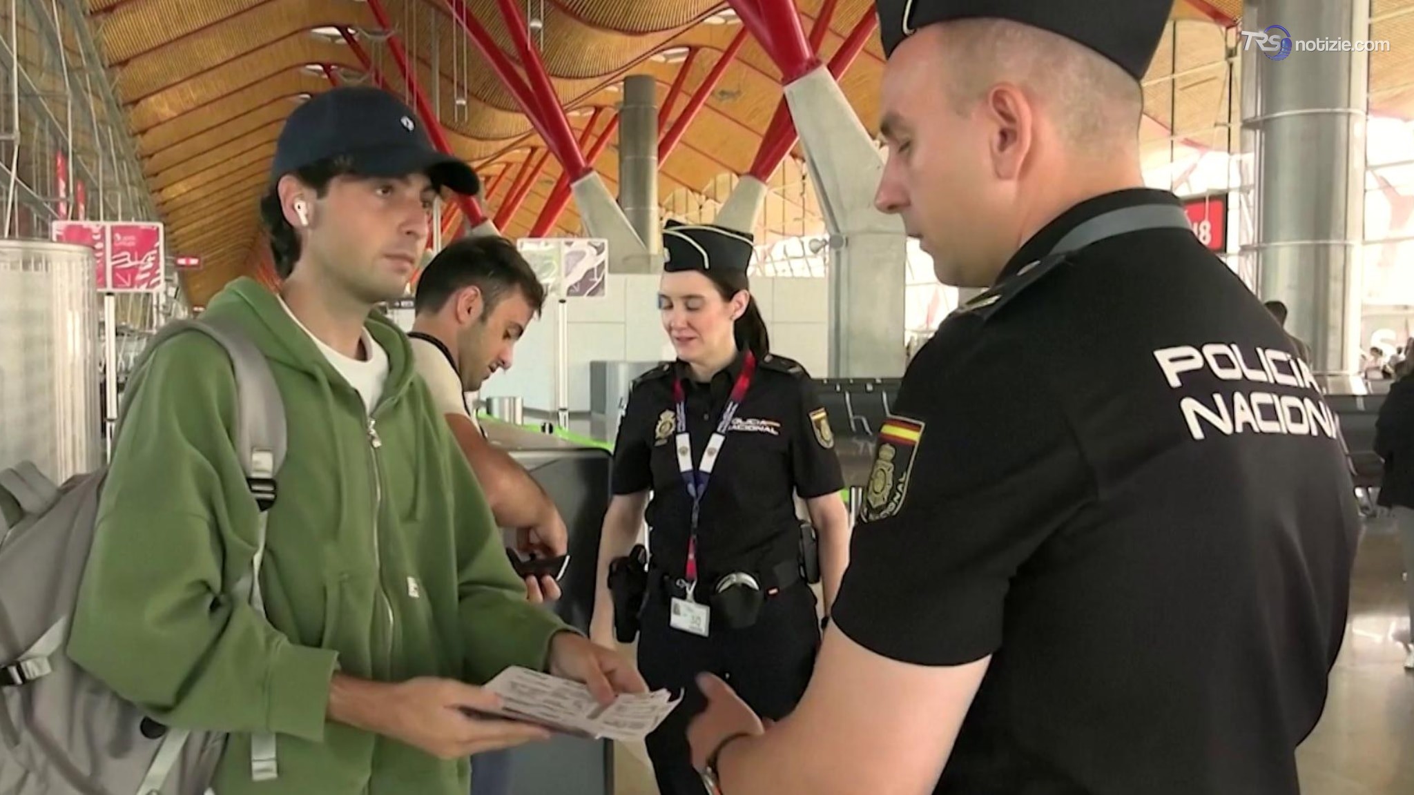 Controlli agli aeroporti spagnoli, i viaggiatori italiani: "Tutto liscio" - Video