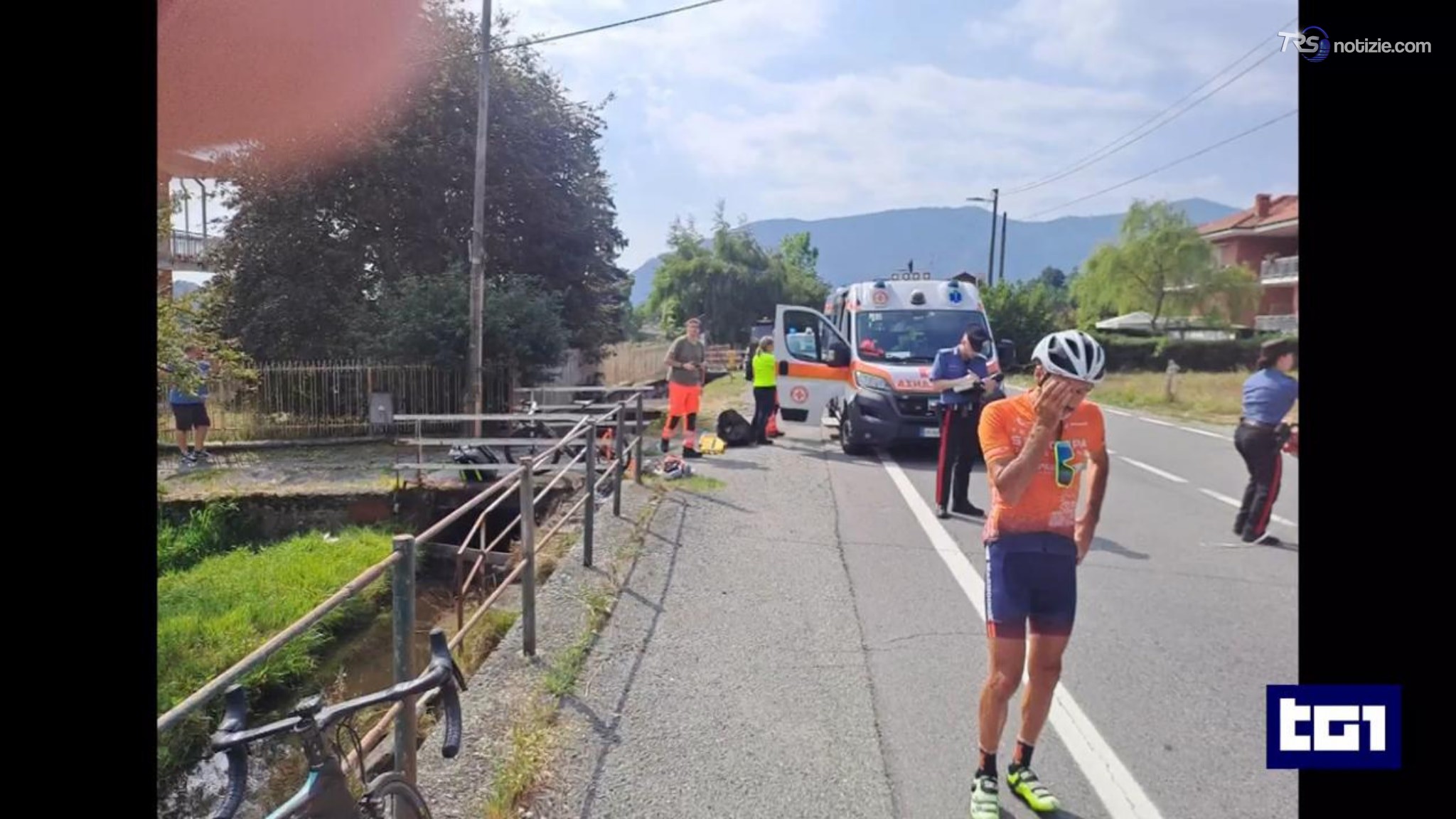 Litiga con i ciclisti, poi li investe due volte con l'auto. Il racconto di chi si è salvato