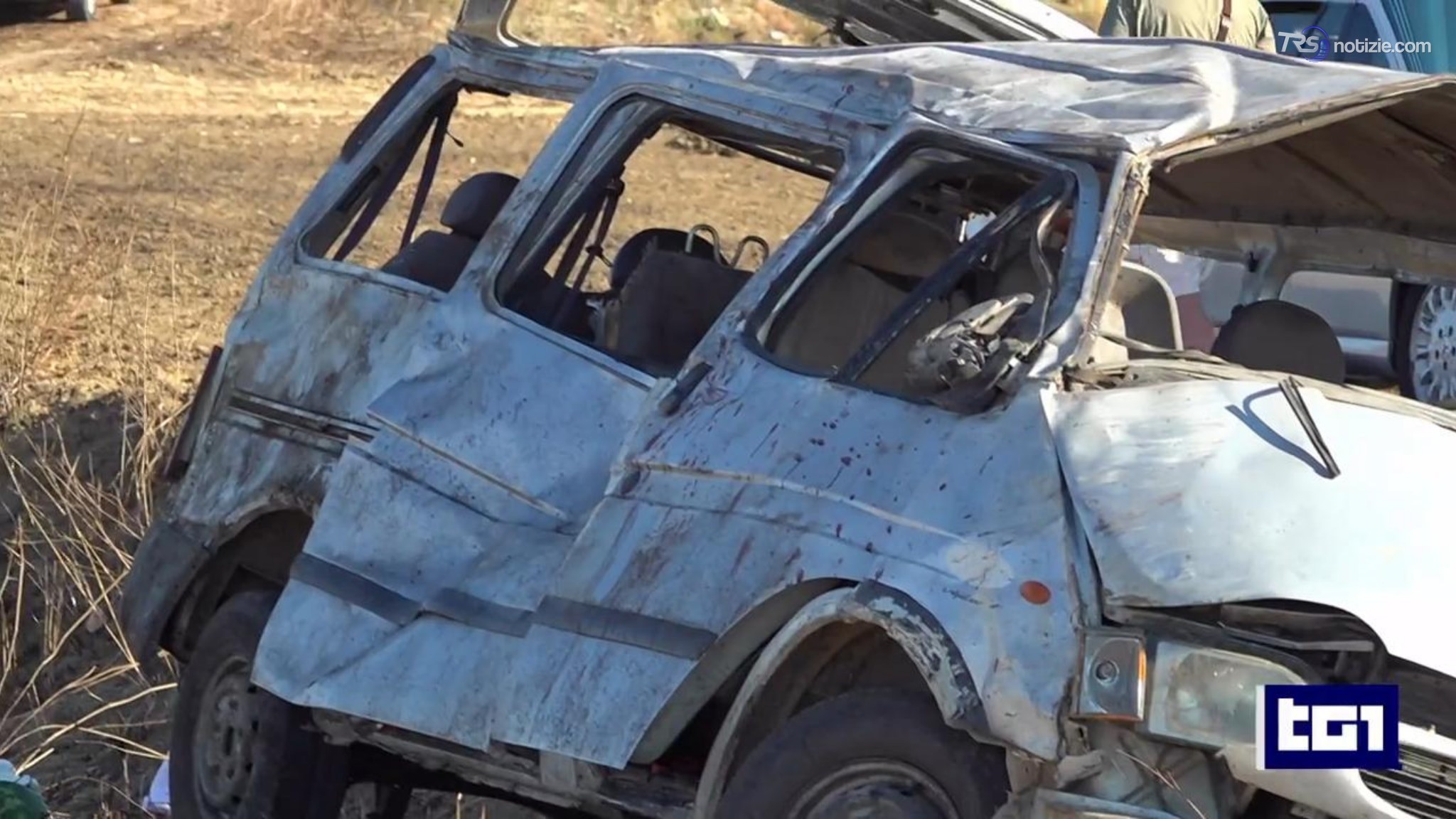 Furgone di braccianti si ribalta sulla provinciale per Foggia: un morto e nove feriti