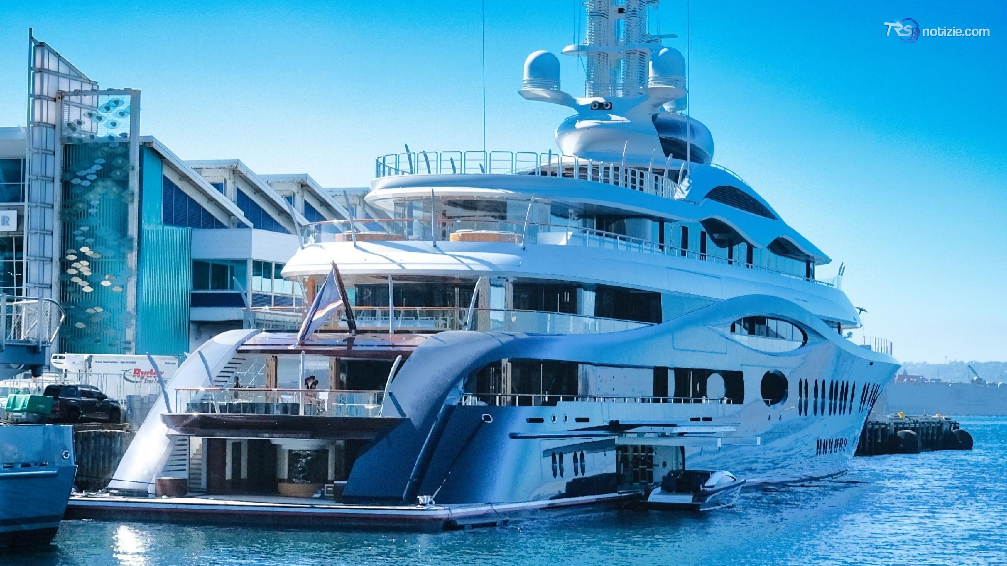Bufera su Mark Zuckerberg: lo yacht da 300 milioni non soccorre una barca in panne