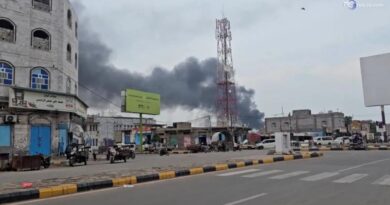 Mar Rosso, le colonne di fumo si alzano dopo l'attacco degli Houthi al porto di Mocha