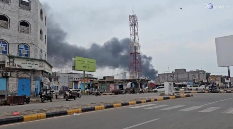 Mar Rosso, le colonne di fumo si alzano dopo l'attacco degli Houthi al porto di Mocha