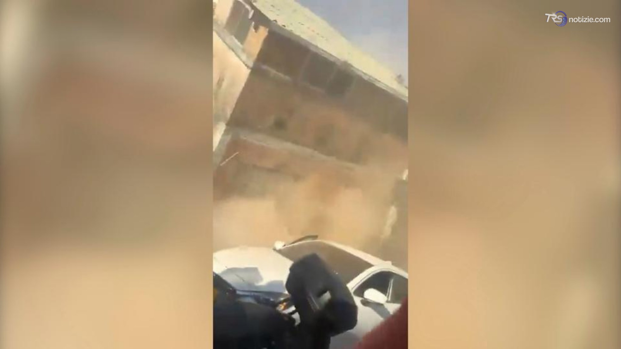 Sisma in Colombia, il palazzo collassa: il terrore e la fuga, i detriti, la polvere riempie l'aria