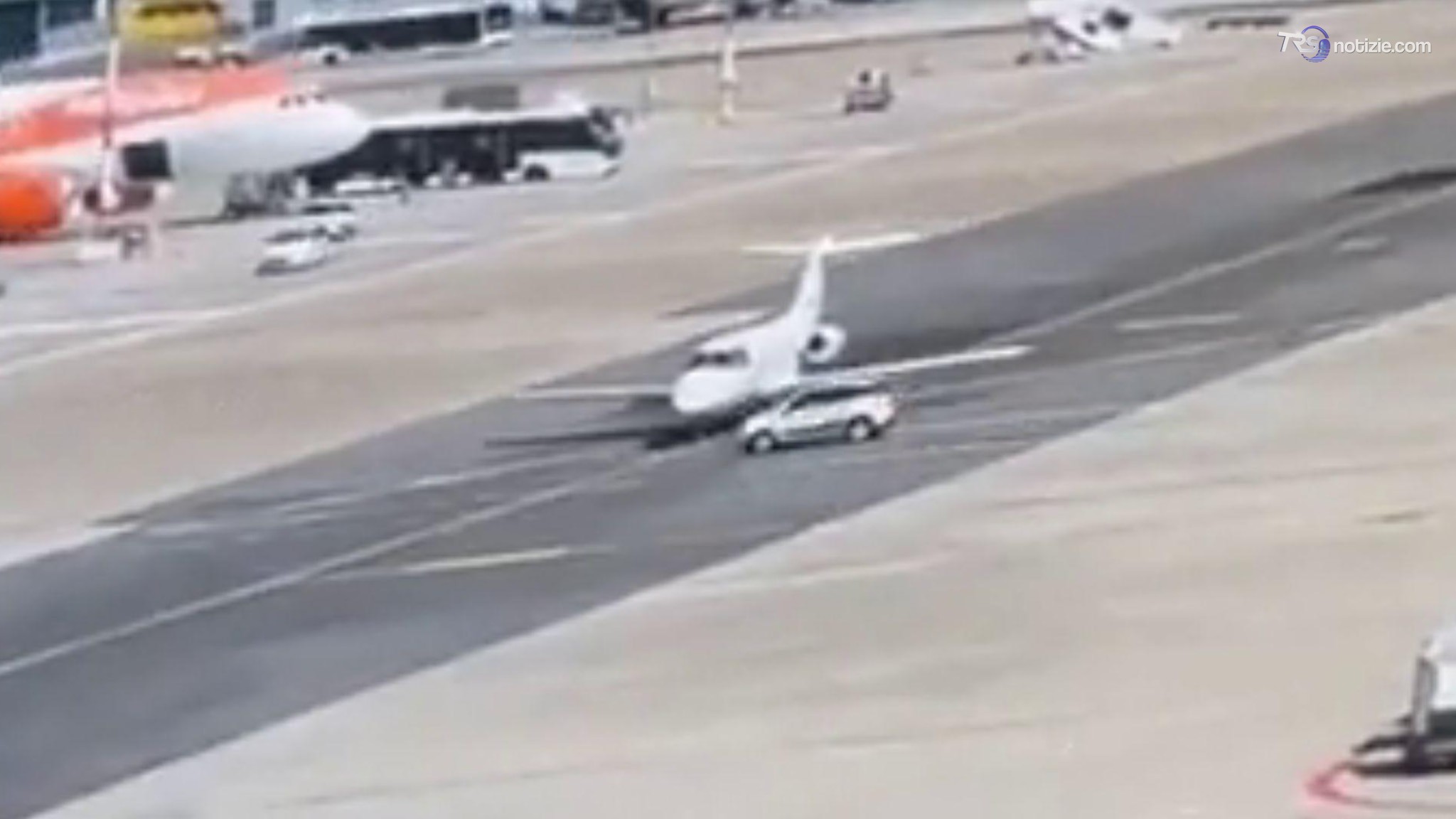Linate, una Fiat Panda non frena e si scontra con un jet privato in pista. Cosa è successo?