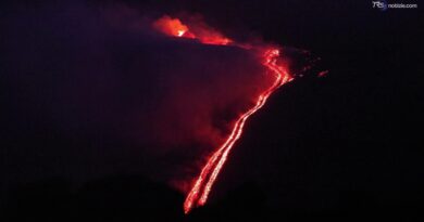 Etna, la colata lavica è sempre più intensa: le immagini all'imbrunire