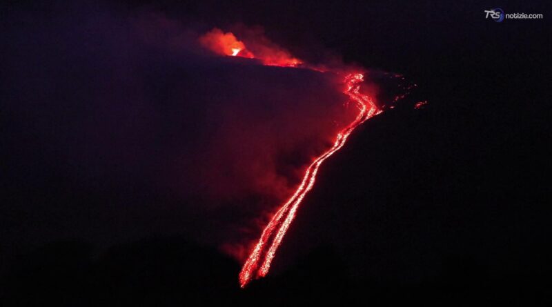 Etna, la colata lavica è sempre più intensa: le immagini all'imbrunire