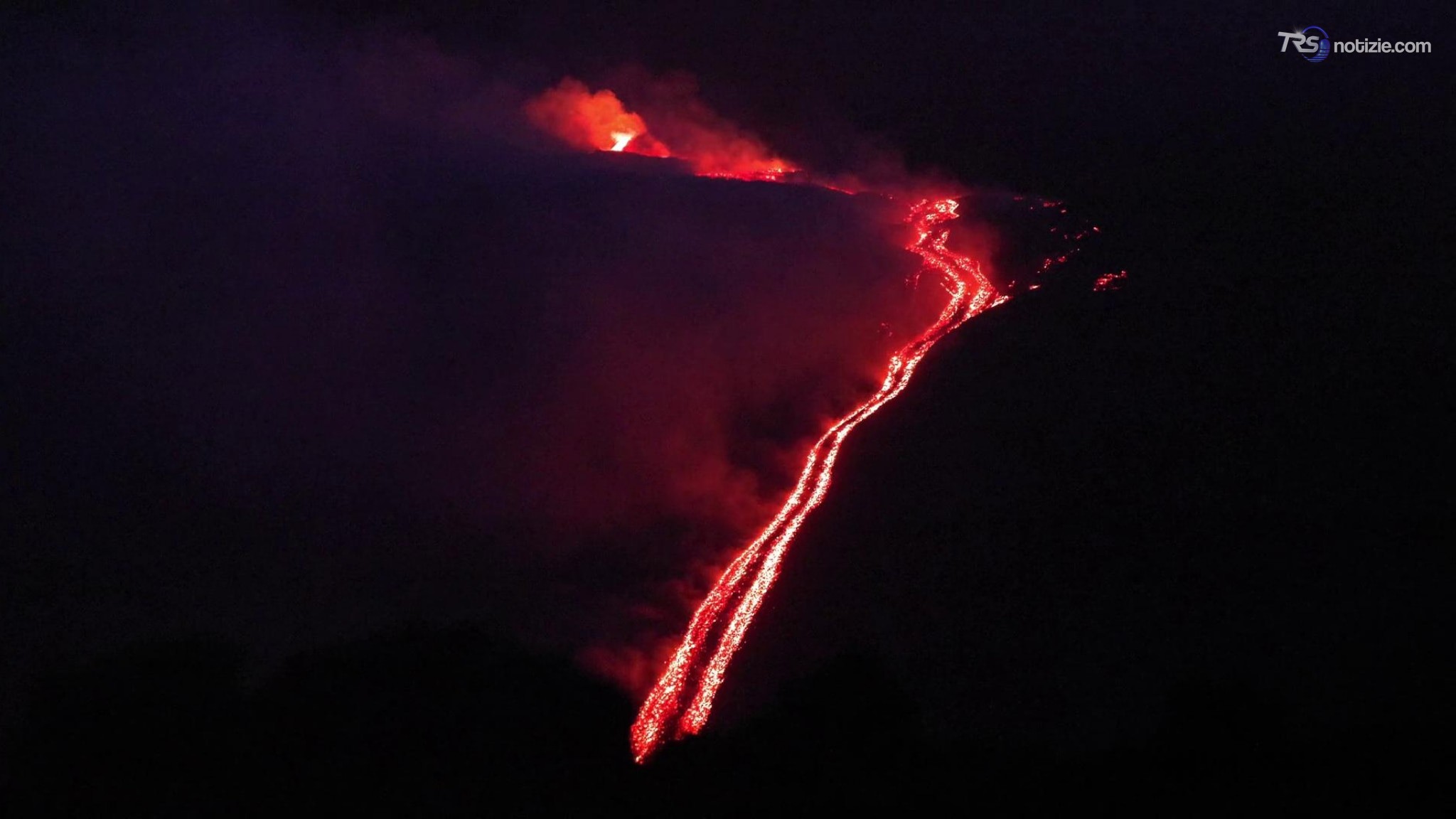 Etna, la colata lavica è sempre più intensa: le immagini all'imbrunire