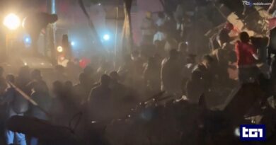 Colombia, volontari e Vigili del fuoco scavano, fianco a fianco, alla ricerca di dispersi