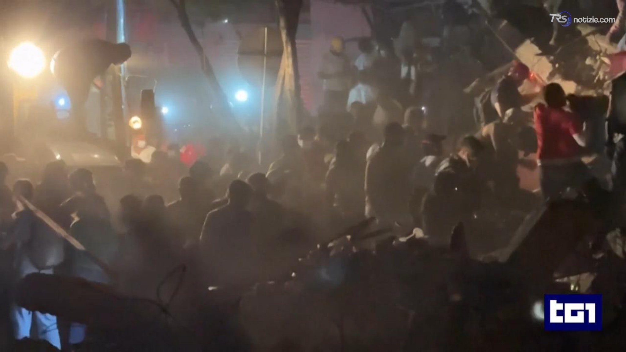 Colombia, volontari e Vigili del fuoco scavano, fianco a fianco, alla ricerca di dispersi