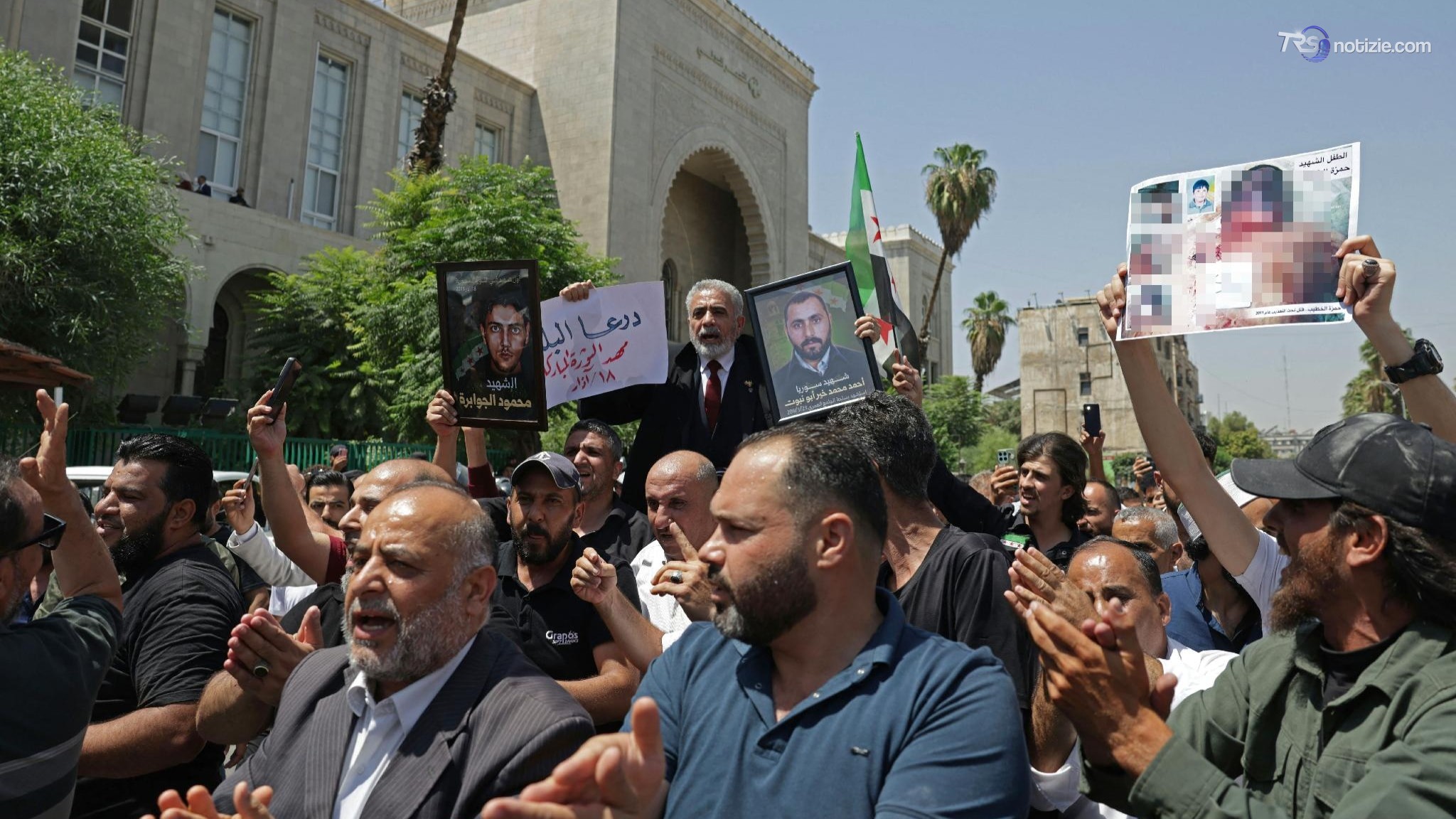 Siria, condannato a morte l'ex presidente Assad. Esultanza fuori dal Tribunale