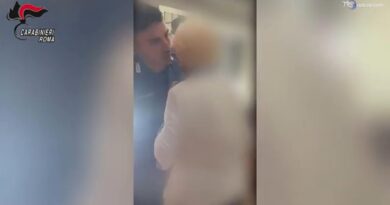 Truffa finto carabiniere: signora 88enne sventa il raggiro e reagisce, il video
