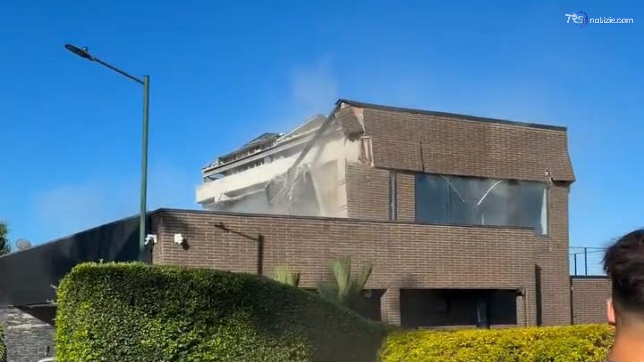 La fuga in strada mentre la casa si sbriciola: il video sui social della famiglia Castellanos