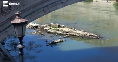 Siccità, spuntano resti di un ponte della Roma imperiale: il livello del Tevere troppo basso