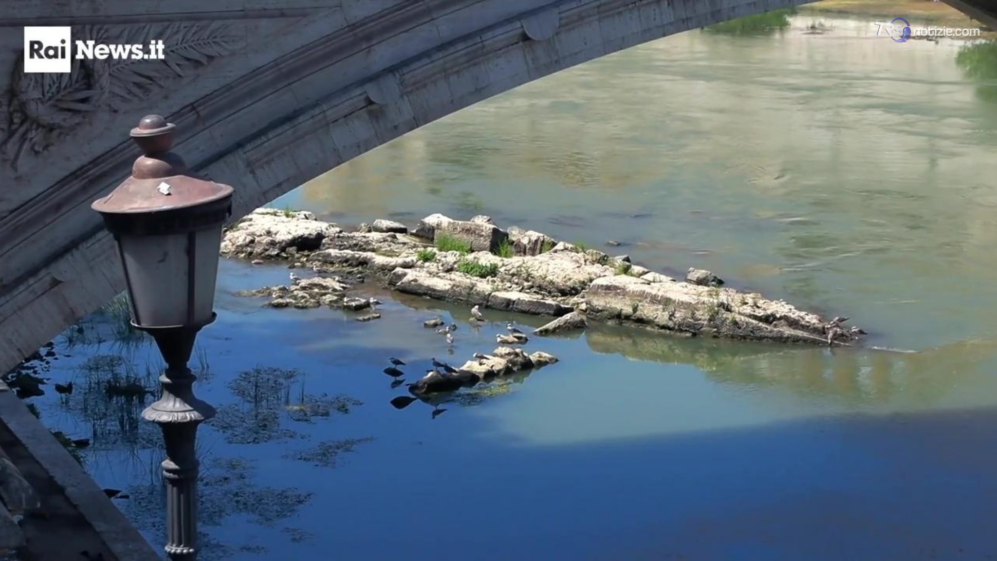 Siccità, spuntano resti di un ponte della Roma imperiale: il livello del Tevere troppo basso