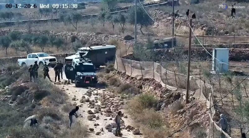 Coloni attaccano case in Cisgiordania, arriva l'esercito israeliano ma esita - Video