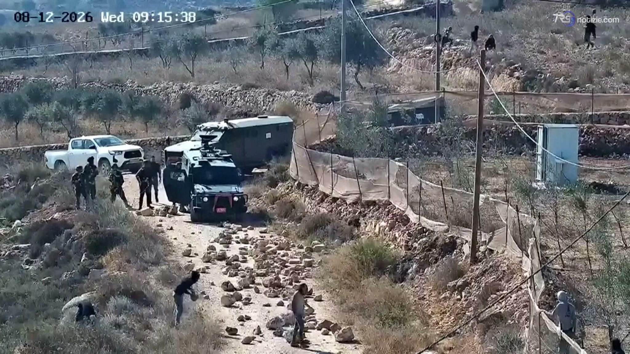 Coloni attaccano case in Cisgiordania, arriva l'esercito israeliano ma esita - Video