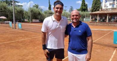 Roger Federer in vacanza non rinuncia al tennis