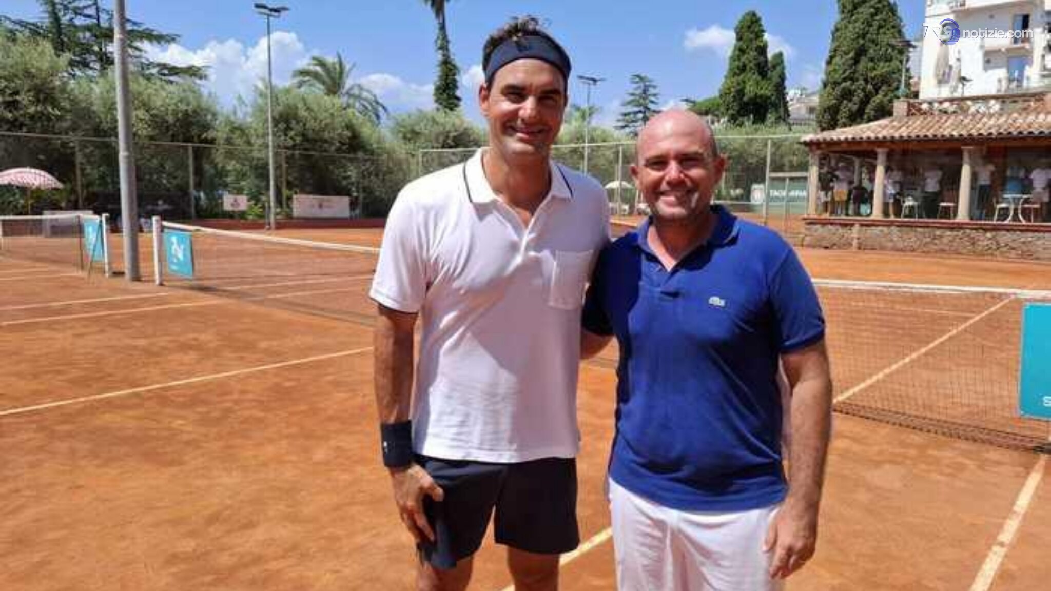 Roger Federer in vacanza non rinuncia al tennis