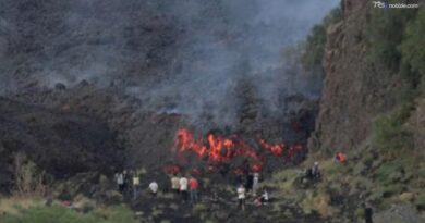 Etna, gli escursionisti a pochi metri dalla colata