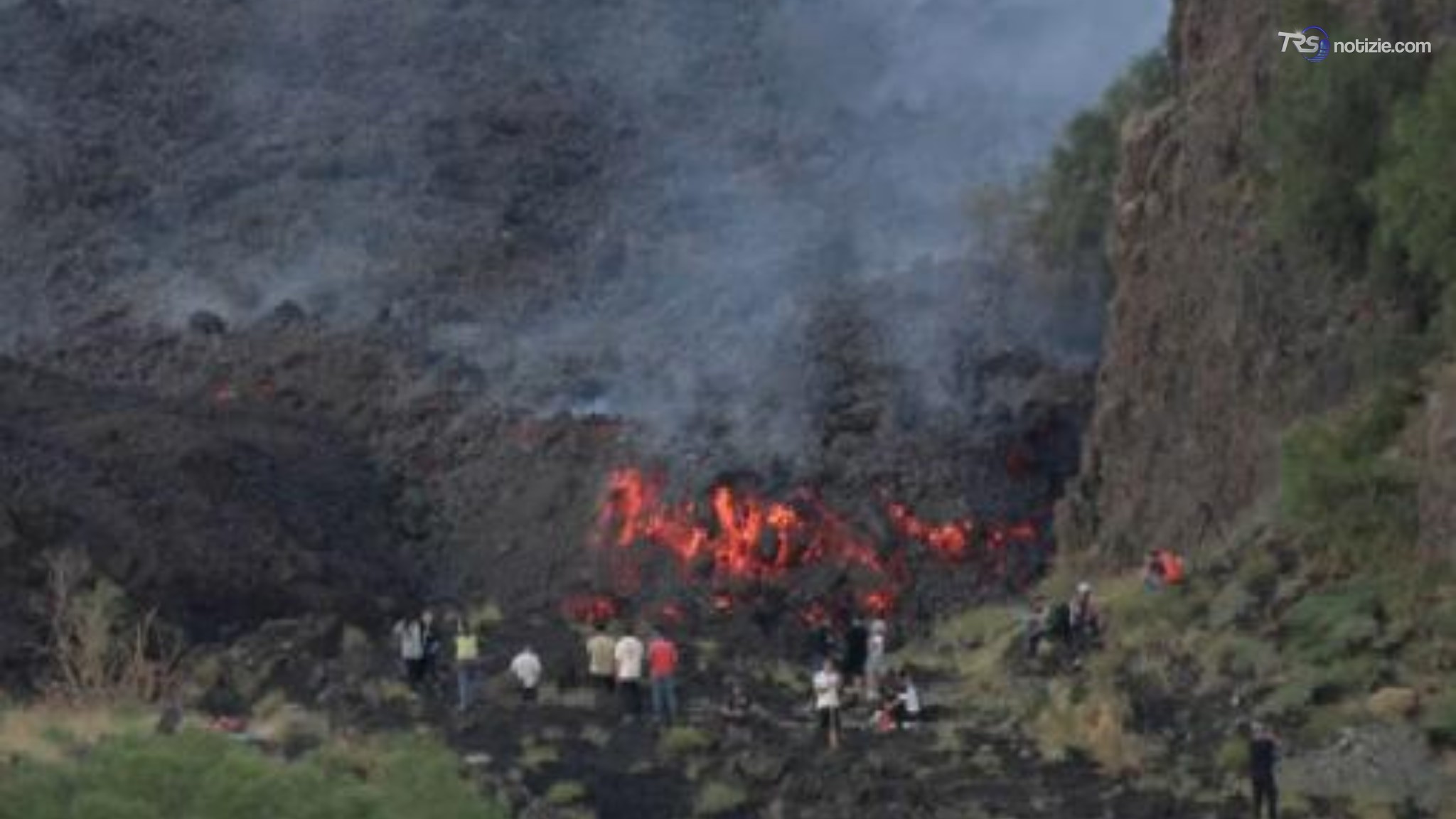 Etna, gli escursionisti a pochi metri dalla colata