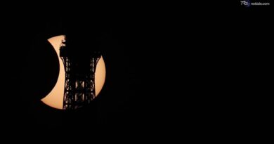 La Torre Eiffel all'ombra del Sole oscurato: il fascino dell'eclissi su Parigi