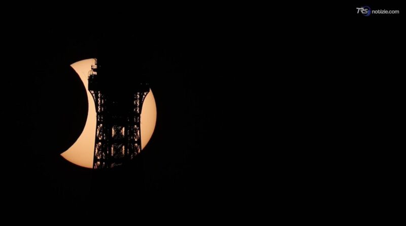 La Torre Eiffel all'ombra del Sole oscurato: il fascino dell'eclissi su Parigi