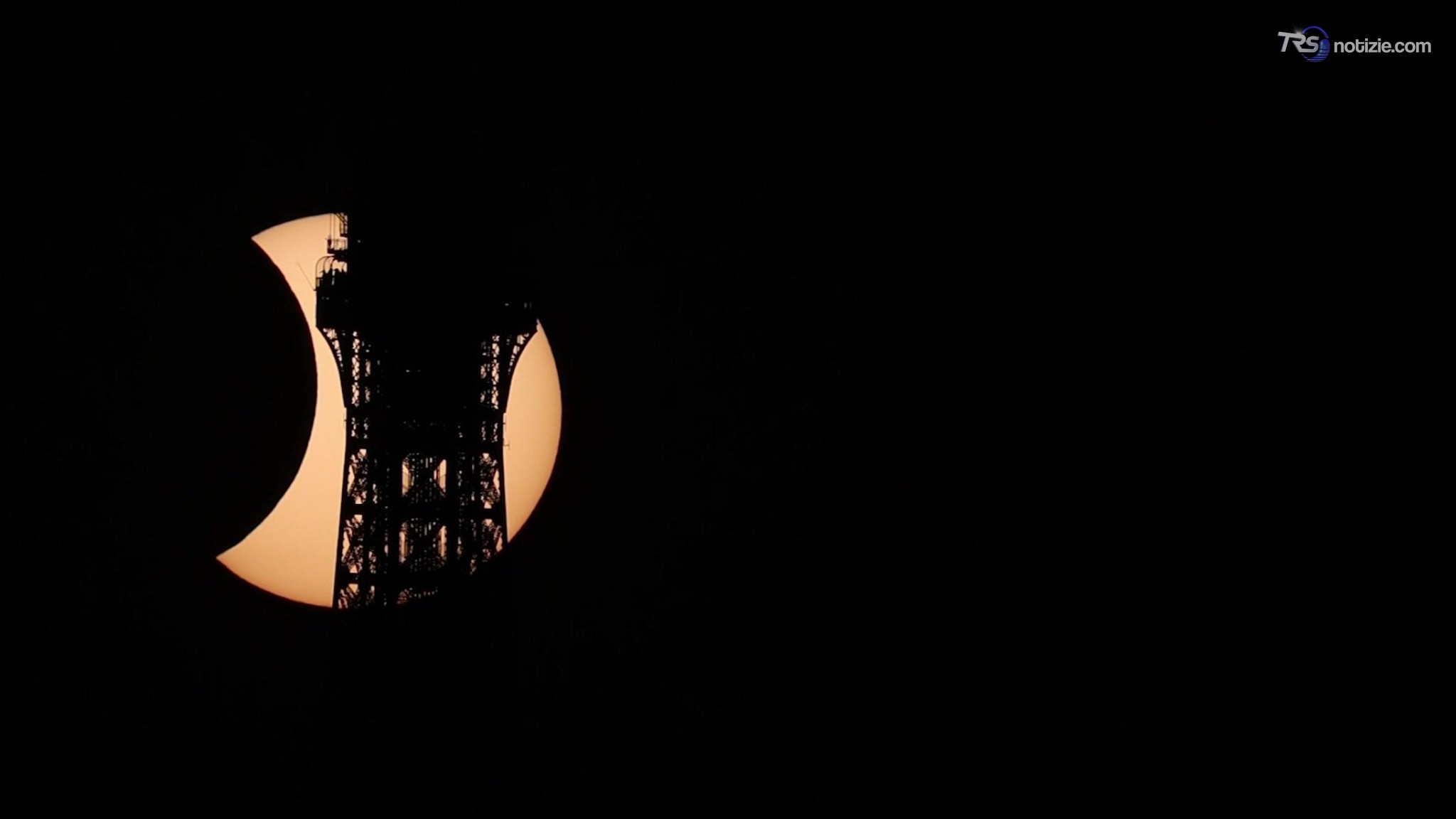 La Torre Eiffel all'ombra del Sole oscurato: il fascino dell'eclissi su Parigi
