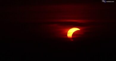 Il Sole sfuma dietro la Luna: emozioni in spiaggia a Fregene