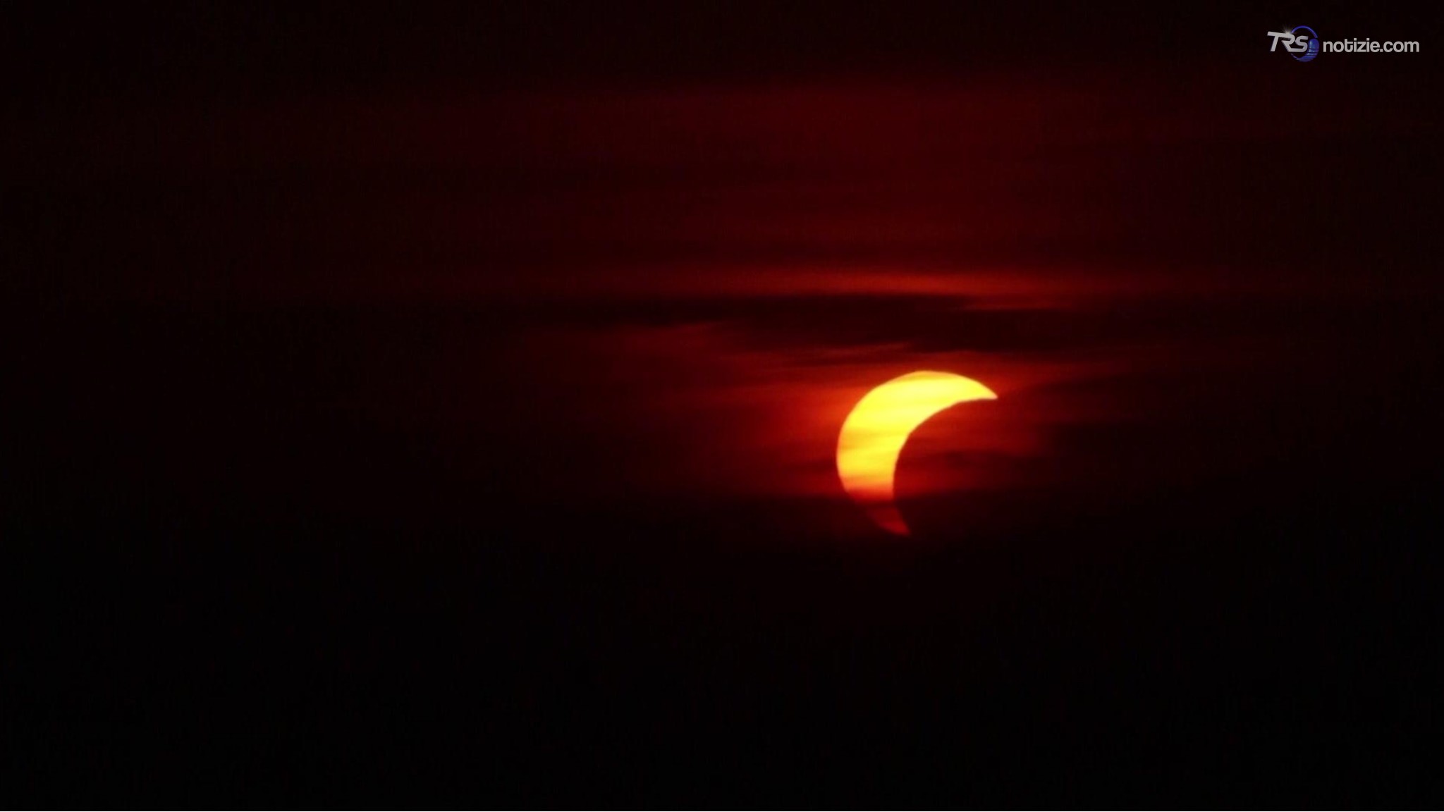Il Sole sfuma dietro la Luna: emozioni in spiaggia a Fregene