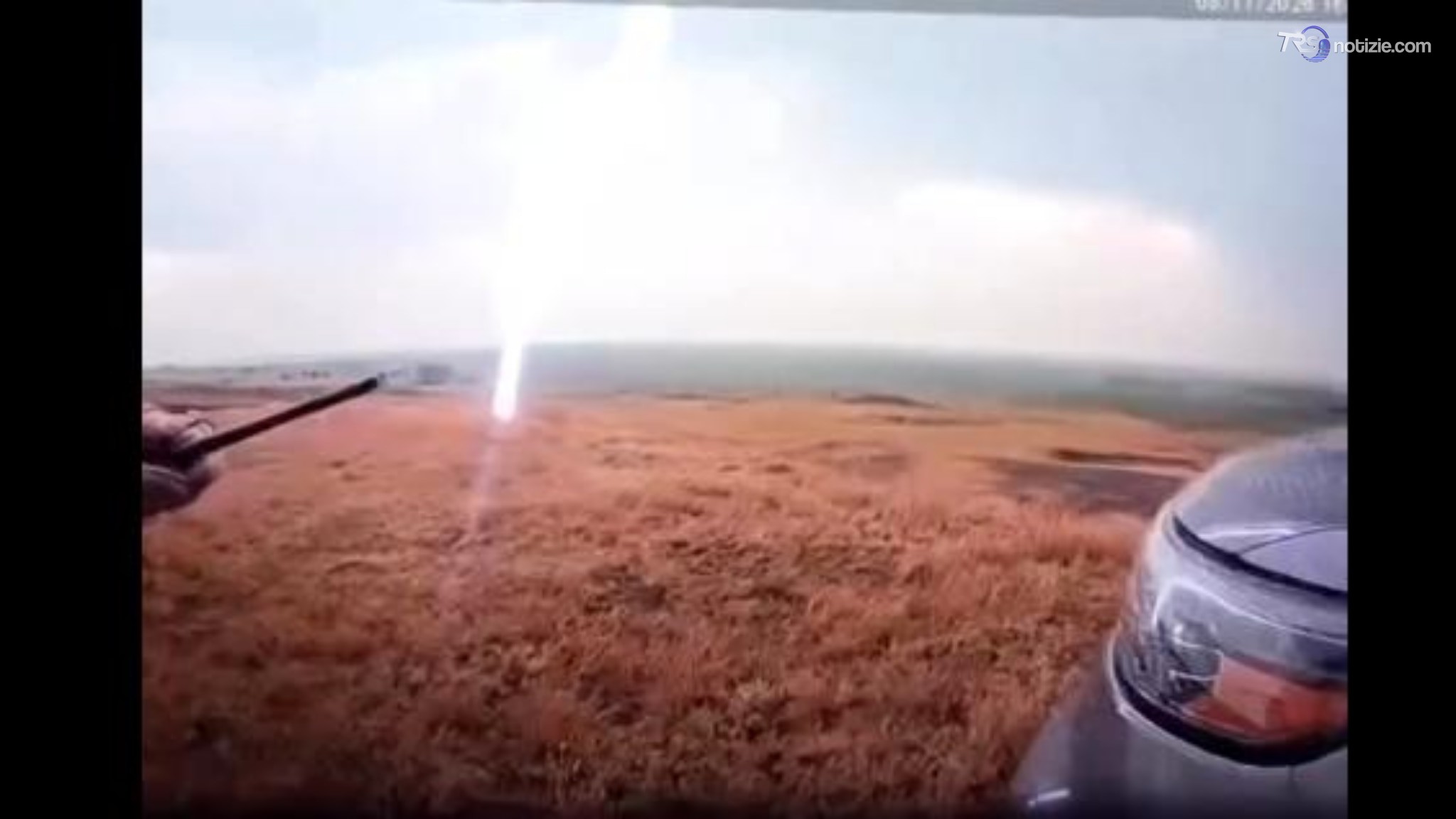Bodycam da brividi: il fulmine cade accanto agli agenti di polizia