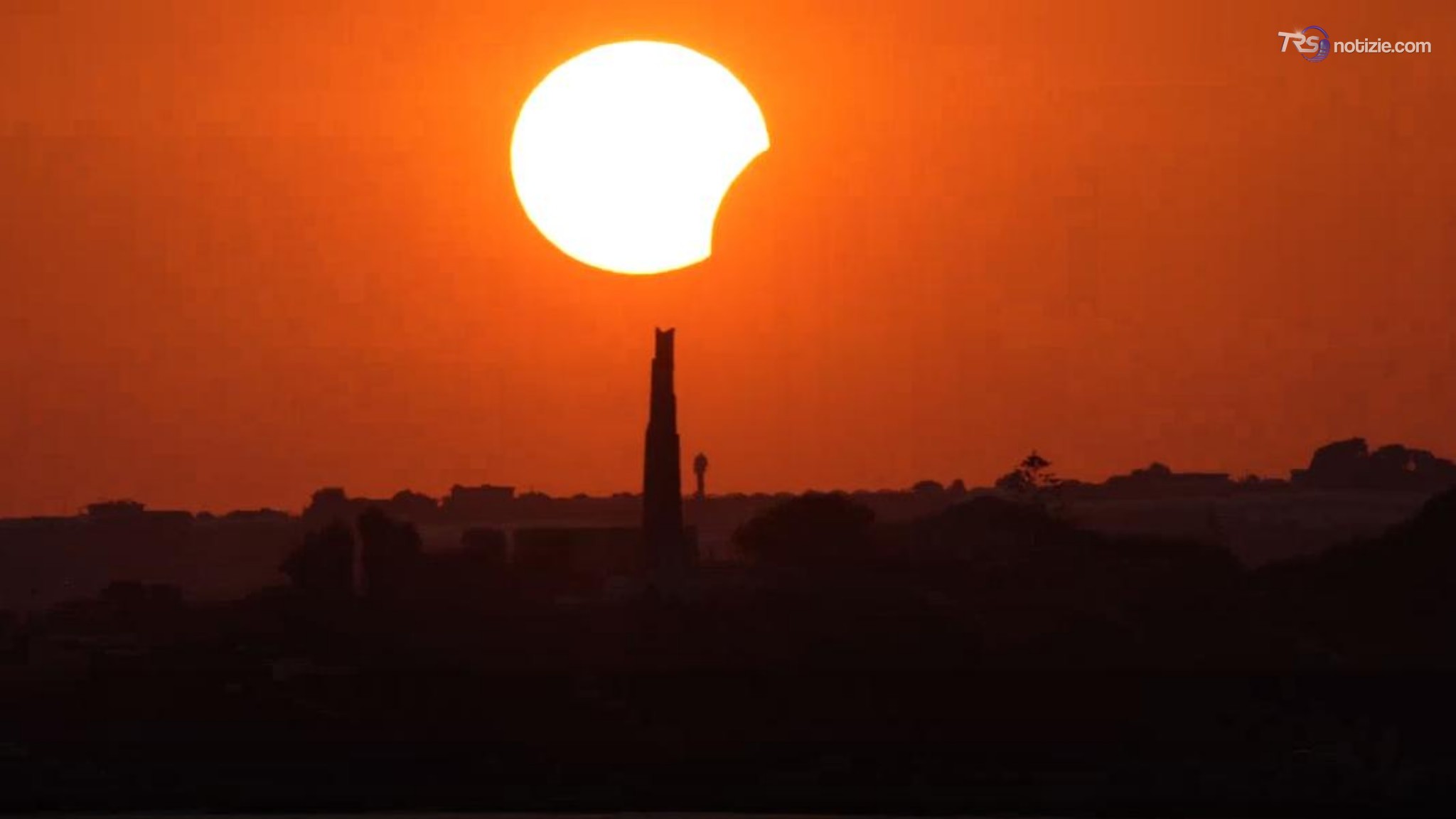 Eclissi di sole, la luna "morde" il disco solare sulla Fornace Penna